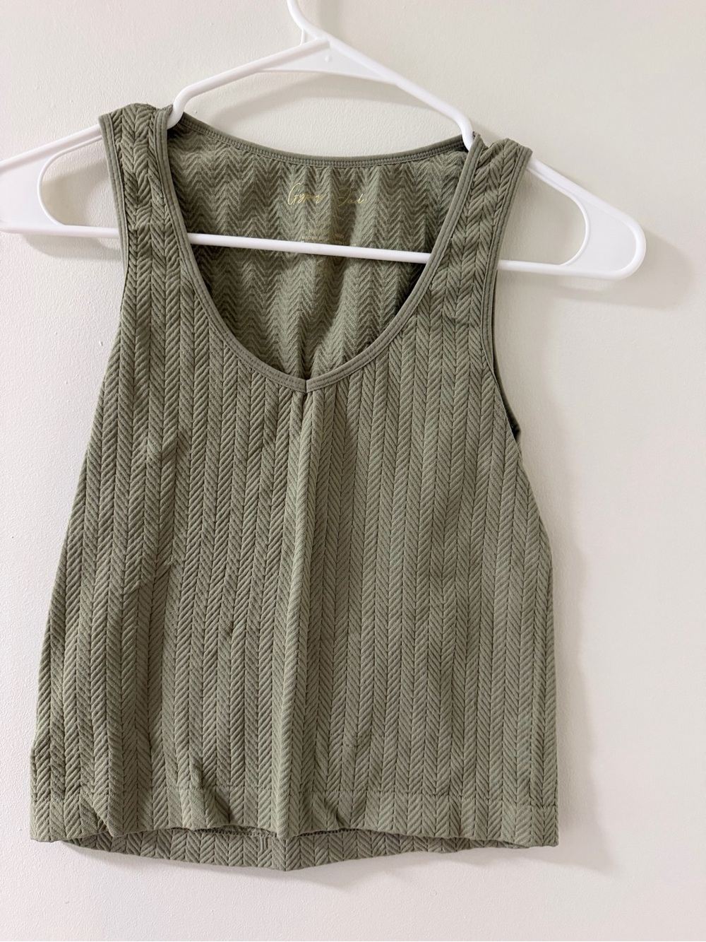 Gypsy and Jade Tank Top‎ Womens M Olive Green Like New Textured V-Neck Chevron